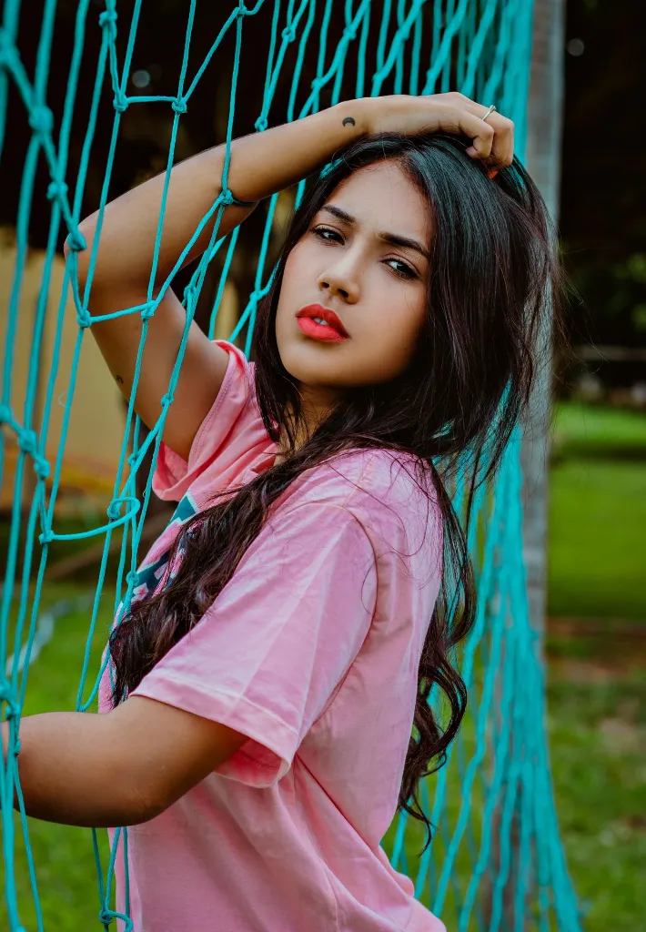 unsplash_xJoyzzzYjz8_pink t shirt girl.webp